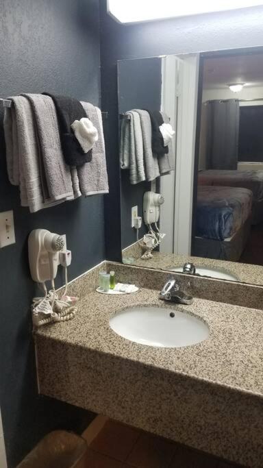 Osu 2 Queen Beds Hotel Room 117 Wi-Fi สติลวอเตอร์ ภายนอก รูปภาพ