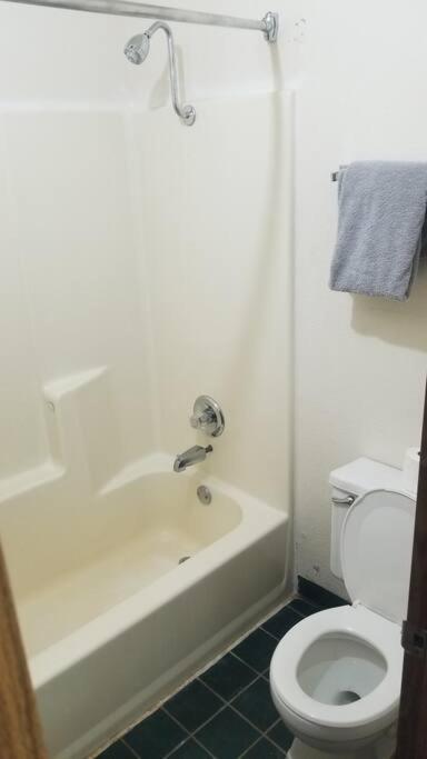 Osu 2 Queen Beds Hotel Room 117 Wi-Fi สติลวอเตอร์ ภายนอก รูปภาพ